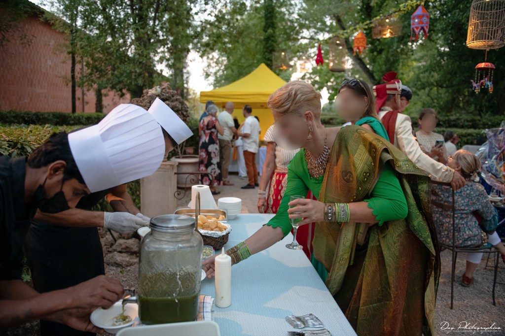 Organisation de la partie traiteur lors de mariage. Ici buffet indien pour un cocktail.