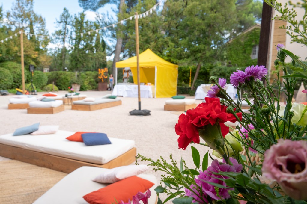 Organisation de la partie traiteur pour des mariages mixtes, ici anglo-indien au Chateau de la Tour Vaucros dans le Vaucluse.