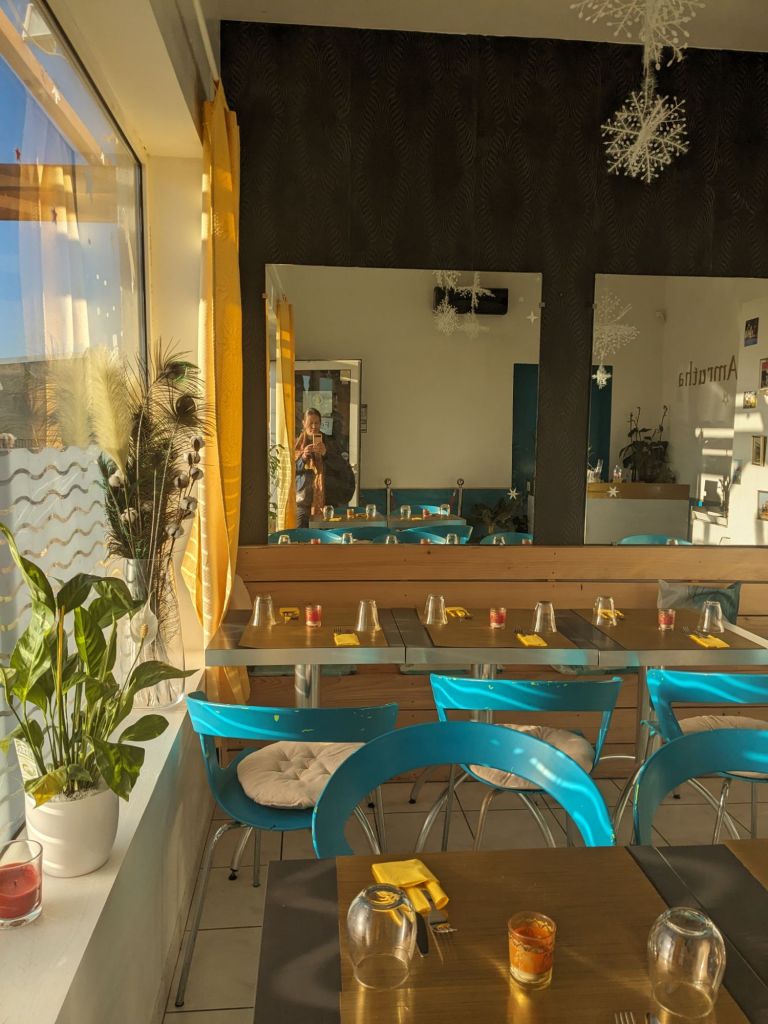 Décoration intérieure du restaurant indien Amrutha, cohérente à la charte graphique.